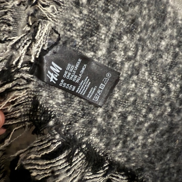 H&M scarf/shawl wrap - Picture 3 of 3